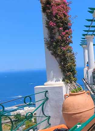 La vue de la terrasse de la place central de Capri terrasse place capri