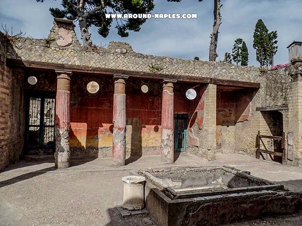 Dintorni di Napoli: atrio con colonne romane e impluvium nella Casa del Rilievo di Telefo, Scavi di Ercolano Dintorni di Napoli: atrio romano con colonne dipinte e impluvium nella Casa del Rilievo di Telefo, agli Scavi di Ercolano