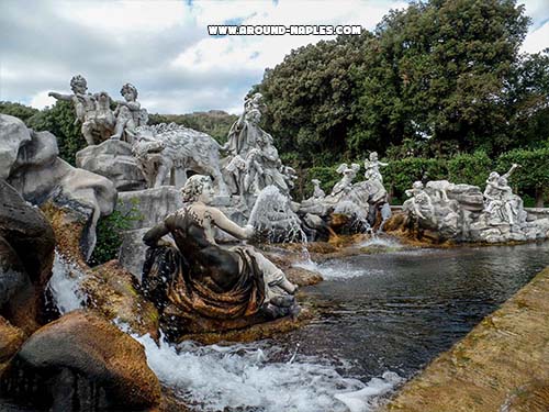 Posti da visitare in Campania: Fontana di Diana e Atteone alla Reggia di Caserta Posti da visitare in Campania: Fontana di Diana e Atteone alla Reggia di Caserta, complesso scultoreo con cascata