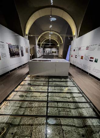 La Galerie du temps dans les écuries des Bourbons du Palais Royal de Napels galerie du temps